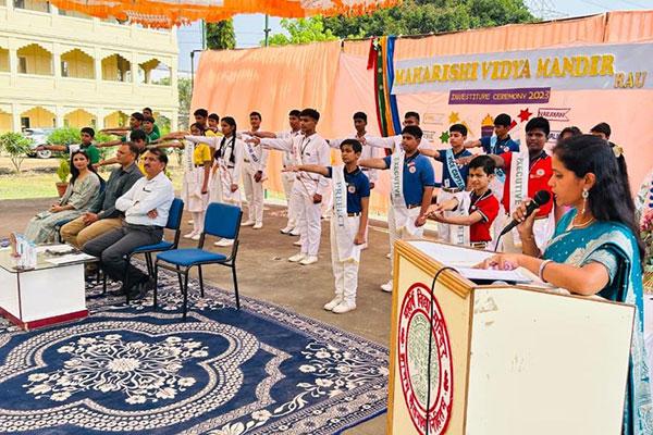 महर्षि विद्या मंदिर  विद्यालय, राऊ में शपथ ग्रहण समारोह में बच्चों को शपथ ग्रहण करते हुए विद्यालय की प्राचार्या‌।
